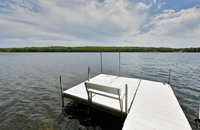 Well-appointed and comfortable retreat on Silver Lake - 2 hour drive to Minneapolis