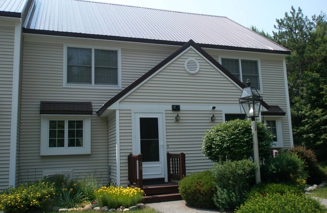 Well appointed Townhouse,great location w/lovely mountain view,pool & tennis,A/C