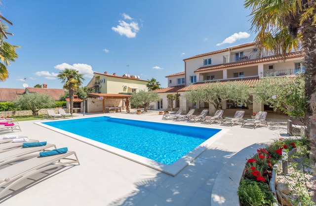 Well-kept garden with pool and barbecue, air conditioning, close to the beach