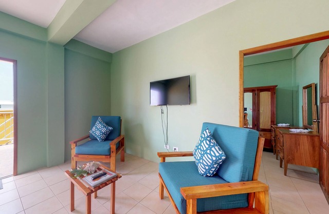 Well-located apartment with rooftop views, free WiFi, partial AC & full kitchen