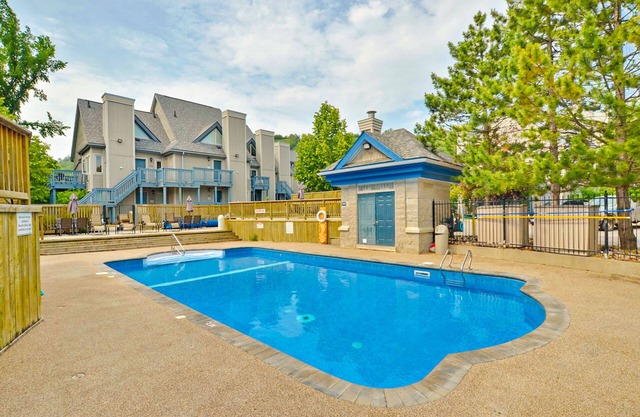 Well-positioned condo w/shared pool & steps to lift, dogs OK