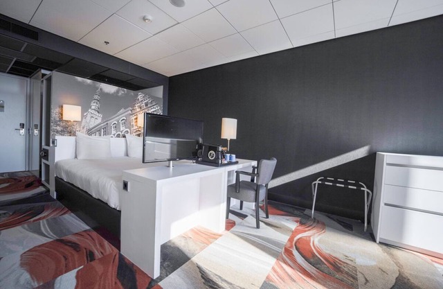 Wellness Stay with Indoor Swimming Pool in the Heart of Leiden