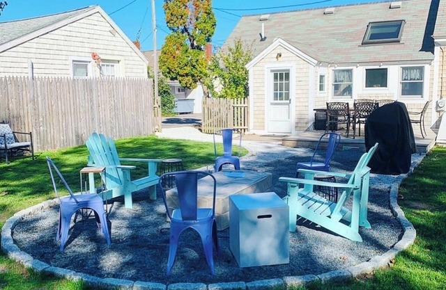 West Dennis Central - 5 bed, 3 bath, 2 kitchen huge yard!nTwo hot tubs!