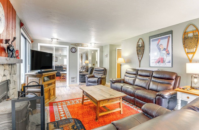 West Dover Townhome: Hot Tub, 2 Mi to Mount Snow!