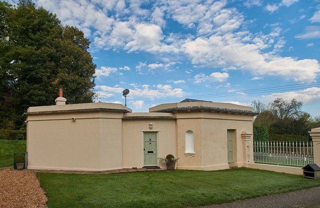 WEST LODGE, pet friendly, character holiday cottage in Fordingbridge