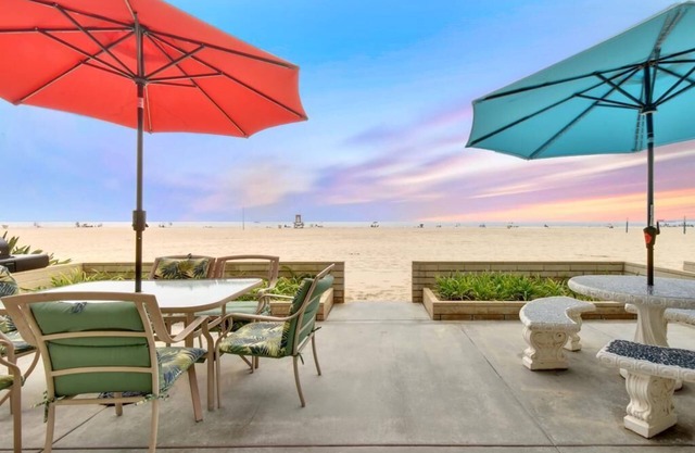 West Newport Duplex on the Sand w/Patio-Sleeps 12