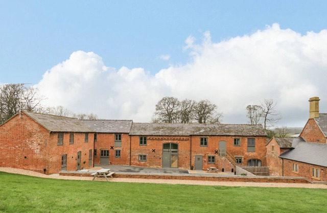 WESTER, character holiday cottage, with a garden in Crick