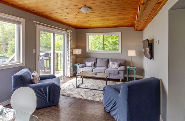 Westlake Cottages - Wellington Lodge, right on the lake