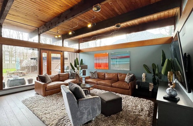 Westlake Oasis: Luxurious home with a private hot tub