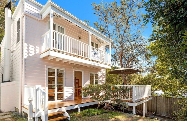 Whalers Retreat superb 3 bedroom cottage in a quiet pocket of Hyams Beach.