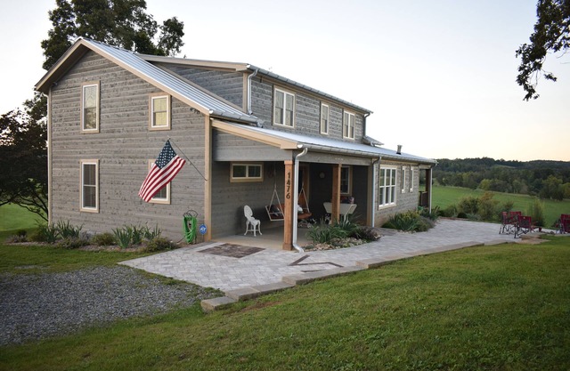 WHEATLAND INN, Farmhouse for adventure/relaxationnSleeps 10. 3 bedrooms, 3 baths