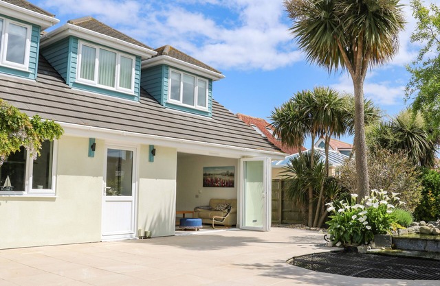 WHEATLANDS, pet friendly, country holiday cottage in Hayling Island