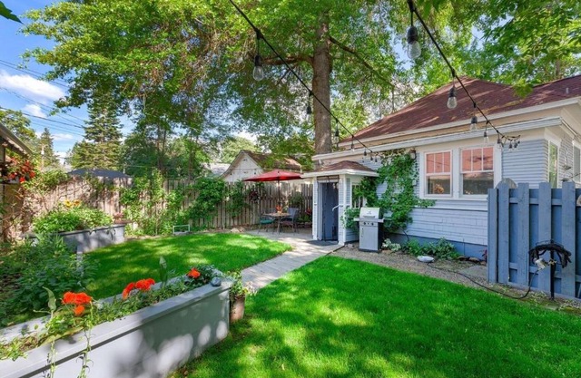 Whimsical Coeur dAlene Escape, Walk to Beach!