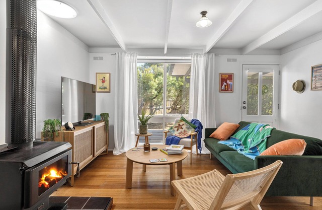WHITE BEACH COTTAGE, COASTAL BEACH HOLIDAY HOME, TOOTGAROOK