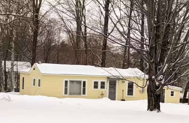 White Mountain Cozy Cottage of Bethlehem with hot tub