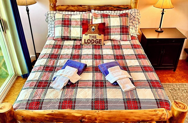White Mountain Lodge Main Street Lincoln NH Pool Hot tub and full size Kitchen