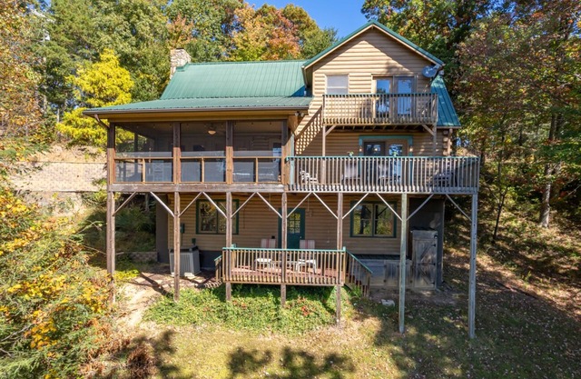 White Oak Vista | A Peaceful Cabin with Breathtaking Views | Under 20 min to TIEC