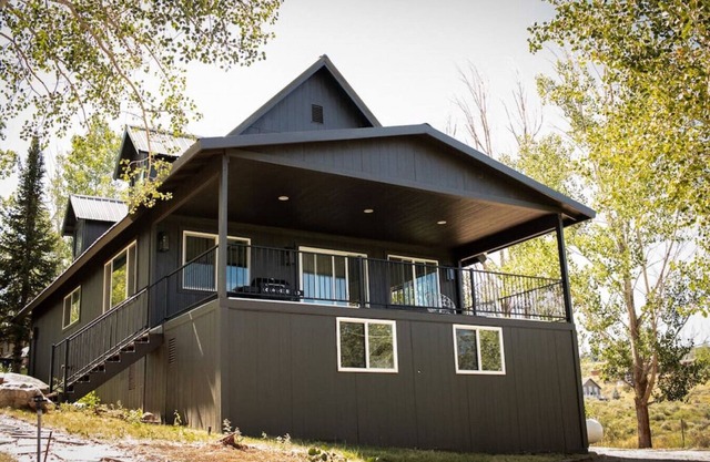 `White Pines Cabin` w/Private Hot Tub