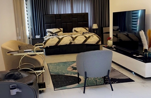 WHITE PLACE APARTMENT