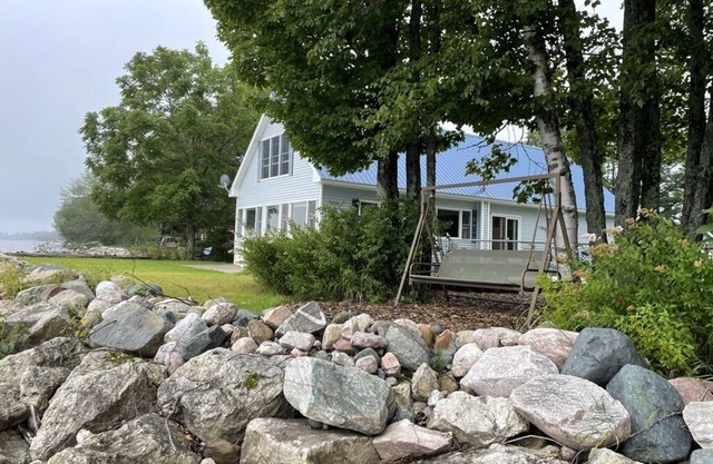 Whitefish bayfront- beautiful inside and out