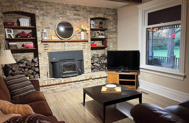 Whites Junction Rural Retreat - cozy farmhouse with small town charm