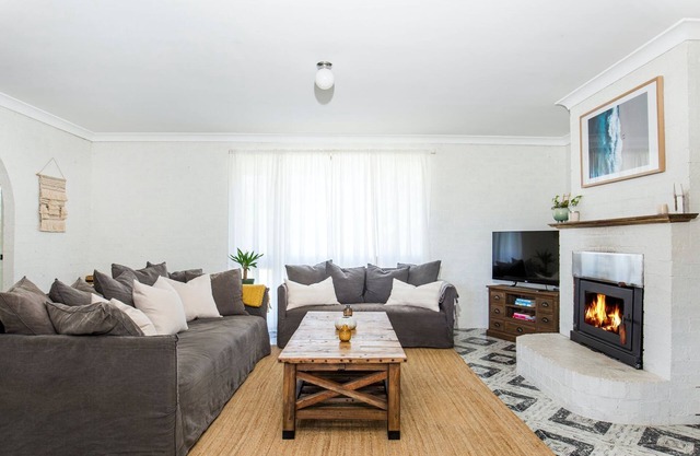 Whitewash - Pet Friendly - 5 Mins Walk to Beach