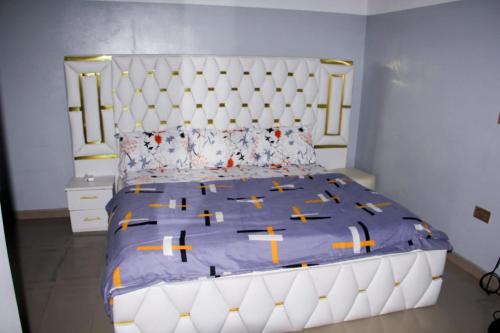 Whitney white 1bedroom shortlet apartment 24hr light Stadium Road N58,000