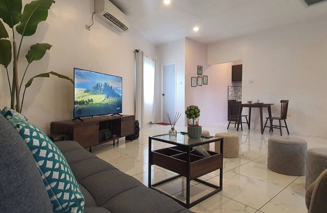 Whole house with Easy Access to the Beach, City, Hiking, and Diving Spots