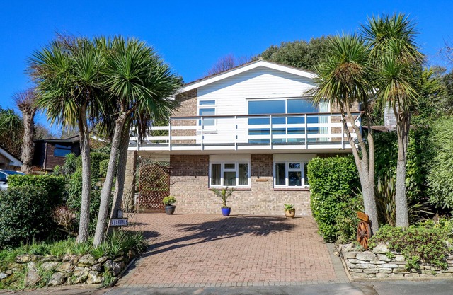 WICKINGS, pet friendly, country holiday cottage in Ventnor