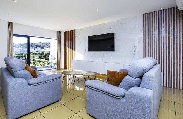 *Wide Penthouse Marina resort club + pool view*