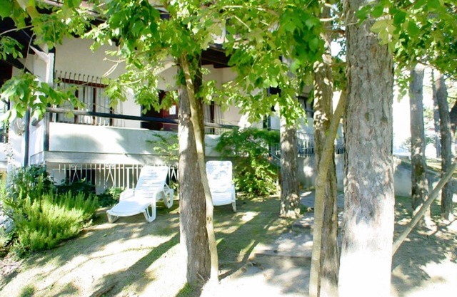 Wide row house with private fenced garden for 9 guests in Lignano Pineta