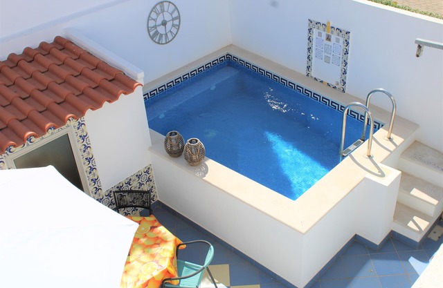 WIFI !, 4x A/C !, box springed ! Cosy end of row private (heated) pool house !