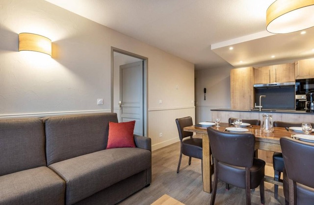 Wifi, 50m from ski slopes, fitness, swimming pool, sauna, balcony, tv, ski locker, 48m², La Plagne
