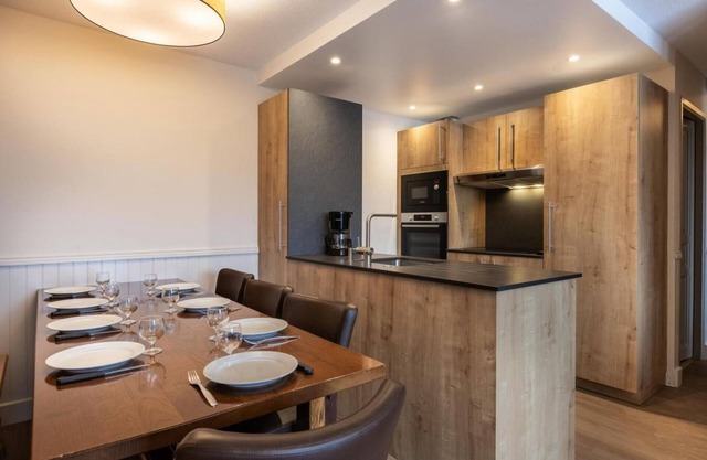 Wifi, 50m from ski slopes, fitness, swimming pool, sauna, balcony, fireplace or stove, tv