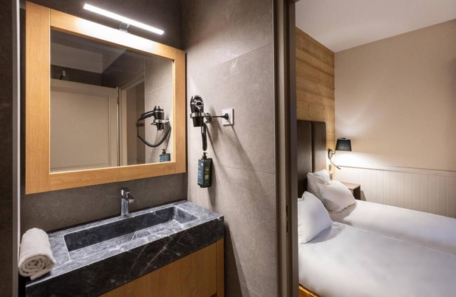 Wifi, 50m from ski slopes, fitness, swimming pool, sauna, balcony, fireplace or stove, tv