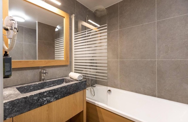 Wifi, 50m from ski slopes, fitness, swimming pool, sauna, balcony, fireplace or stove, tv