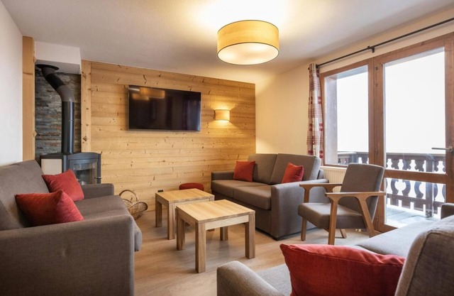 Wifi, 50m from ski slopes, fitness, swimming pool, sauna, balcony, fireplace or stove, tv