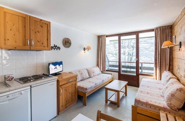 Wifi, 50m from ski slopes, view mountain/ski slopes, balcony, parking, tv, ski locker, 27m²