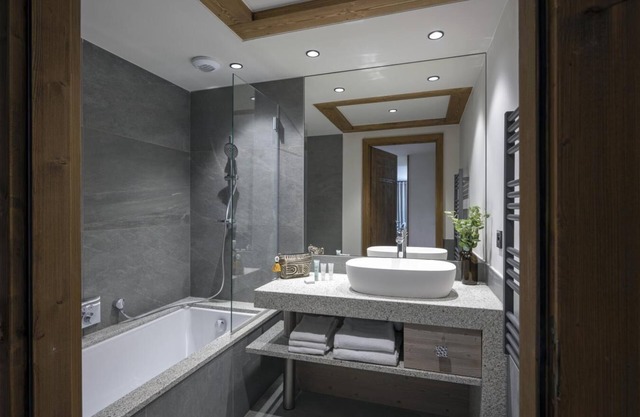 Wifi, fitness, swimming pool, sauna, hammam, balcony, parking, tv, ski locker, 80m²