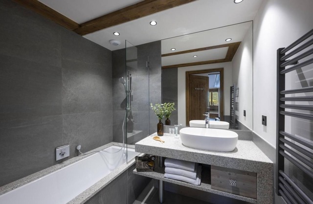 Wifi, fitness, swimming pool, sauna, hammam, balcony, parking, tv, ski locker, 100m²