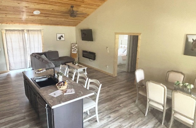 Wild Horses/Scenic Ranch Retreat