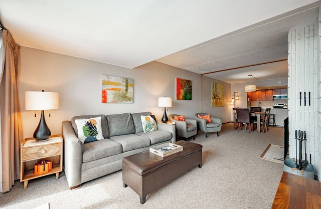 Will O' The Wisp 101B: Lakefront condo, one bedroom, sleeps four!