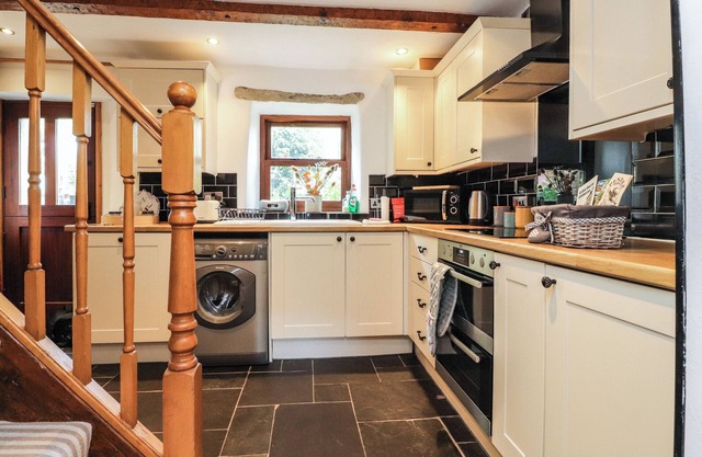 WILLOW COTTAGE, pet friendly, character holiday cottage in Sabden