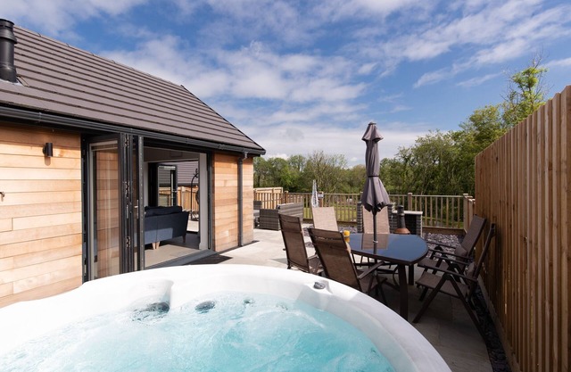 Willow Cottage with private hot tub