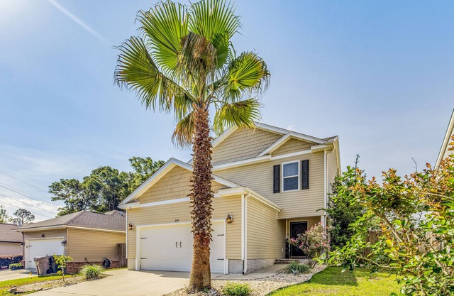 Willow's Retreat: Modern Comforts Meet Outdoor Bliss in This Spacious Pensacola Haven