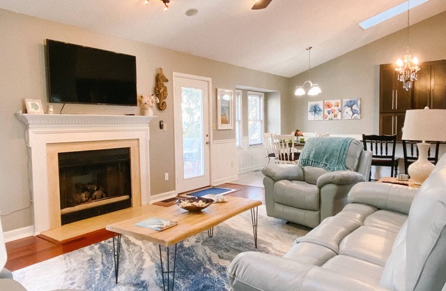 Wilmington home close to Wrightsville Beach, Downtown Riverfront, and Airport.
