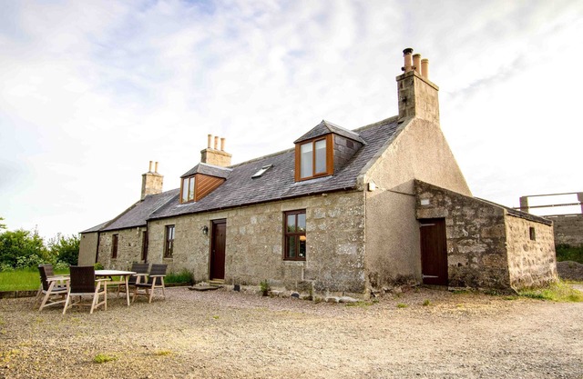 Windyheads Bothy. 5 bed, 2 bathroom with Hot tub, Sauna and Plunge