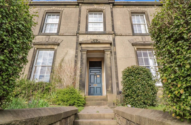 WINDYRIDGE, pet friendly, character holiday cottage in Settle