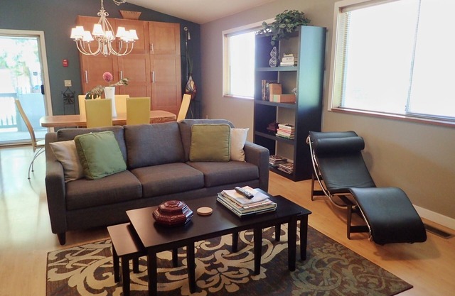 WINE COUNTRY GUEST HOUSE - Walk to Winery & Berry Farm - Spacious - Vancouver