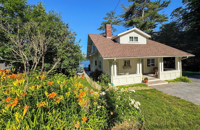 WINTER 2025 PROMO -Lakefront 2 Bed/3 bath + Extra Bed off of living room
